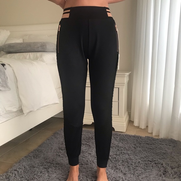 Lime & Vine mesh overlay jogger with mesh panels - Picture 16 of 16